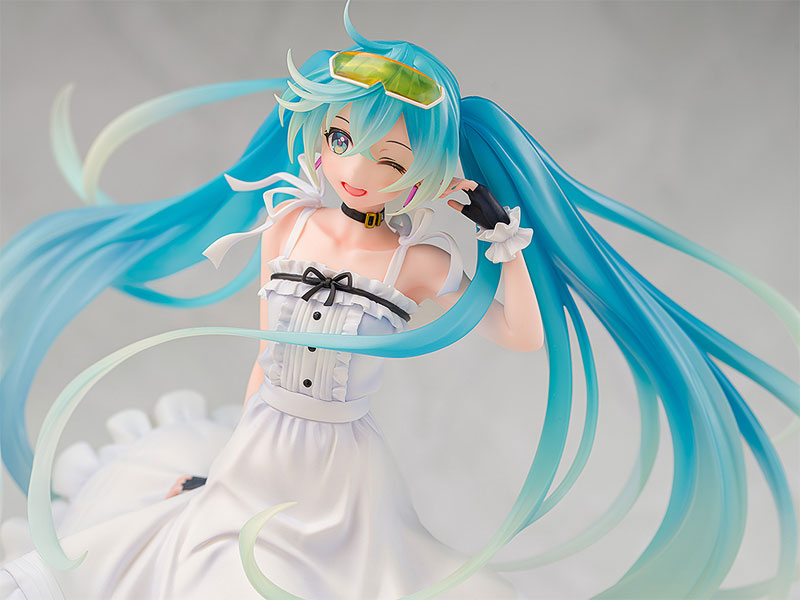 PREORDINE+ 11/2025 Hatsune Miku GT Project Racing Miku 2021 Vacation Style Ver. 1/7 Figure