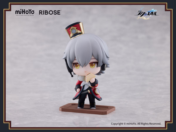 PREORDINE ESAURITO Honkai: Star Rail Welcome to Train Tea Party Chibi Figur Trailblazer (Male) 8 cm