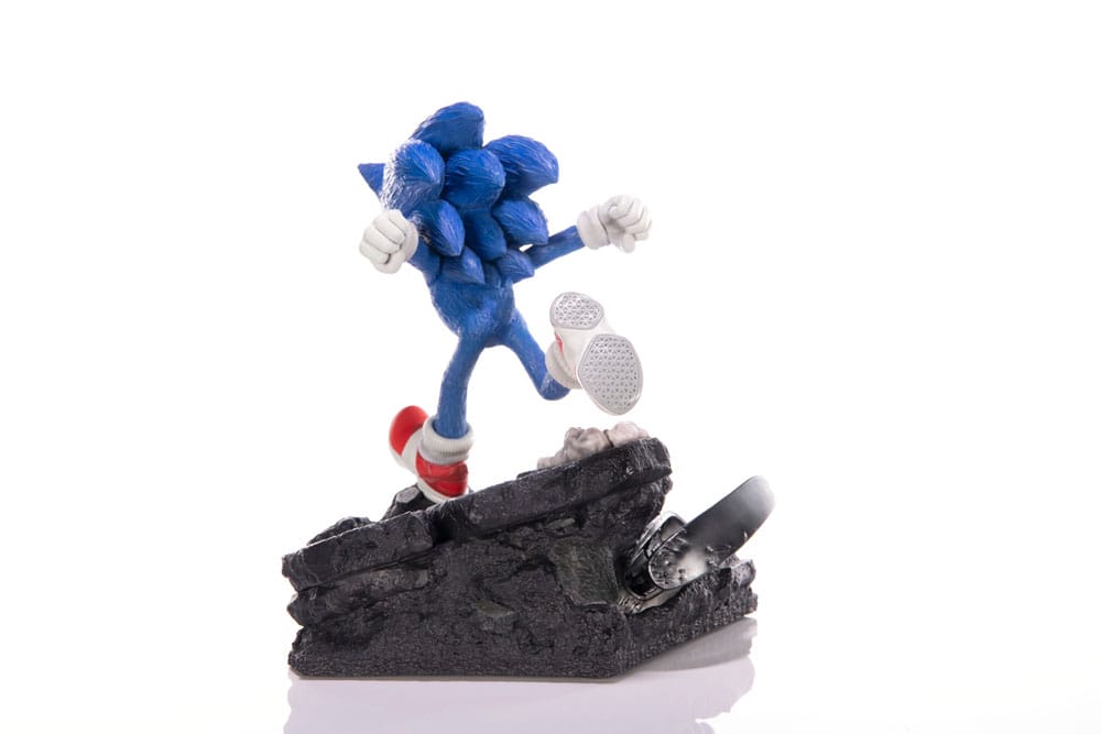 PREORDINE 09/2025 Sonic the Hedgehog 2 Statue Sonic Standoff 26 cm (PREORDINE NON CANCELLABILE)