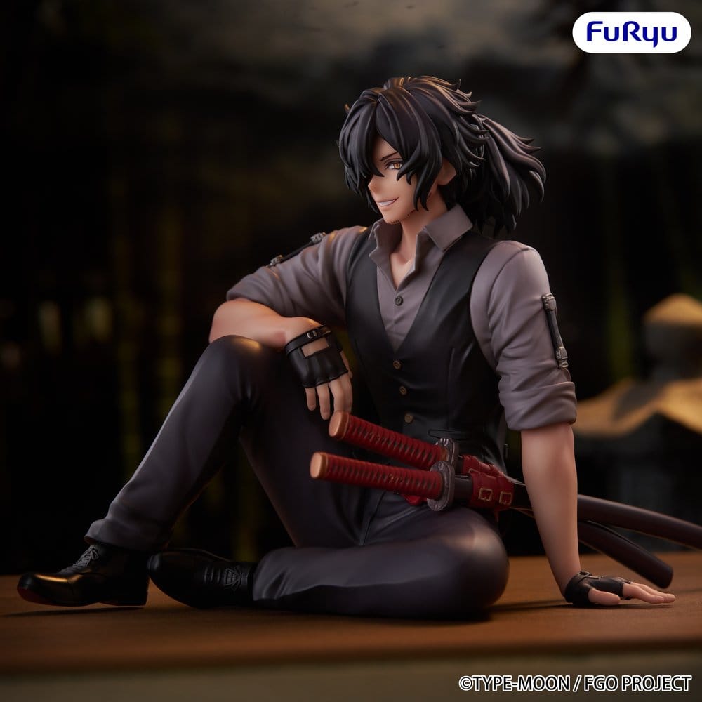 PREORDINE+ 05/2027 Fate/Grand Order Noodle Stopper PVC Figure Assassin Izou Okada Awesome Dapper Suit 9 cm