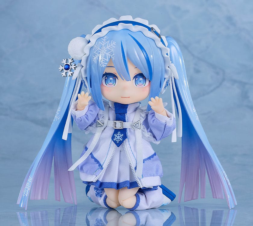 PREORDINE 04/2026 Character Vocal Series 01: Hatsune Mik Nendoroid Doll Action Figure Snow Miku: Yukiiro Pop Ver. 14 cm (PREORDINE NON CANCELLABILE)