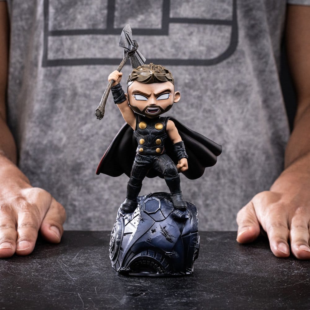 🧪 LAB | PREORDINE+ 03/2027 Avengers: Doomsday MiniCo Mini Figure Thor Odinson 23 cm