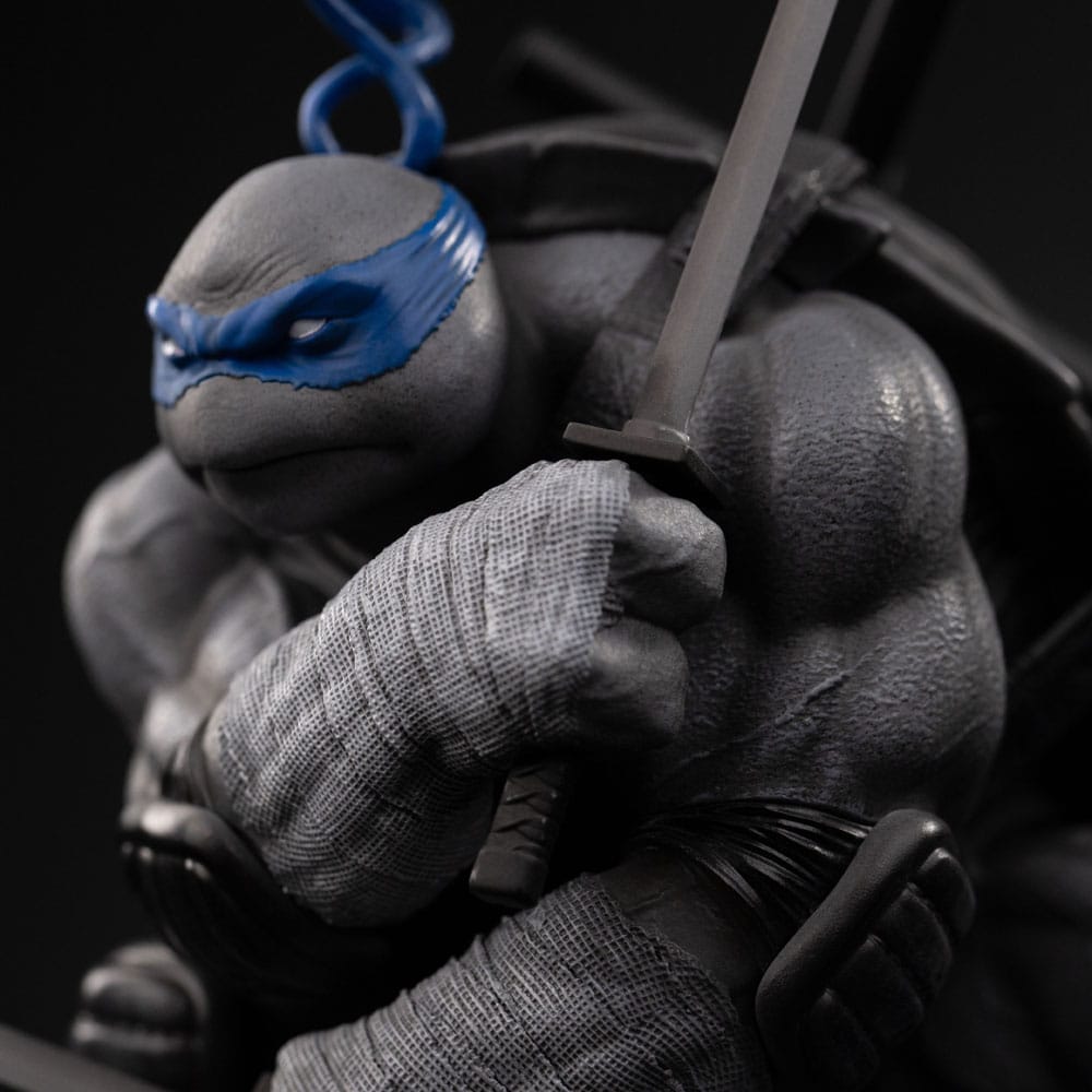 🧪 LAB | SU ORDINAZIONE Teenage Mutant Ninja Turtles Art Scale Statue 1/10 Leonardo Black and White Variant 26 cm heo exclusive