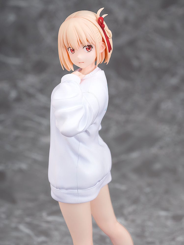 PREORDINE+ 05/2026 Lycoris Recoil PVC Statue 1/7 Chisato Nishikigi: Oversized Sweatshirt Ver. 25 cm