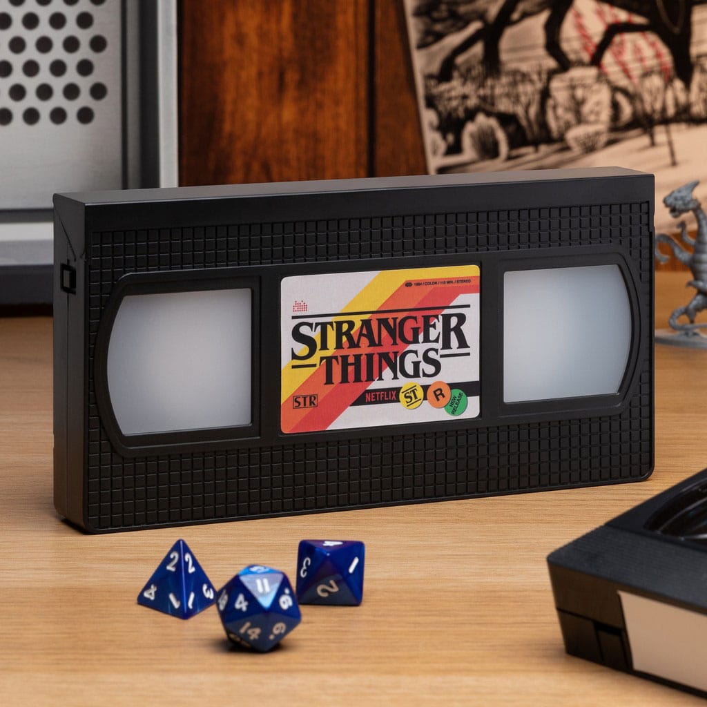 SU ORDINAZIONE Stranger Things: VHS Logo Light *PREZZO SPECIALE* ESAURITO
