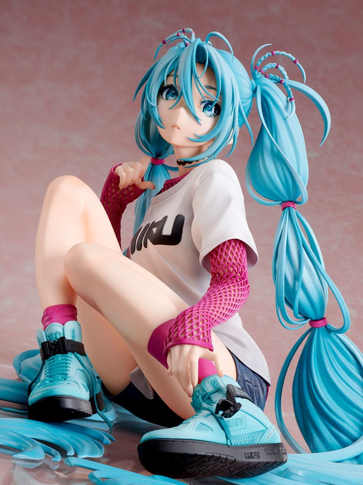 PREORDINE 07/2025 Hatsune Miku Statue 1/4 Yoneyama Mai The Latest Street Style "Cute" 17 cm (PREORDINE NON CANCELLABILE)