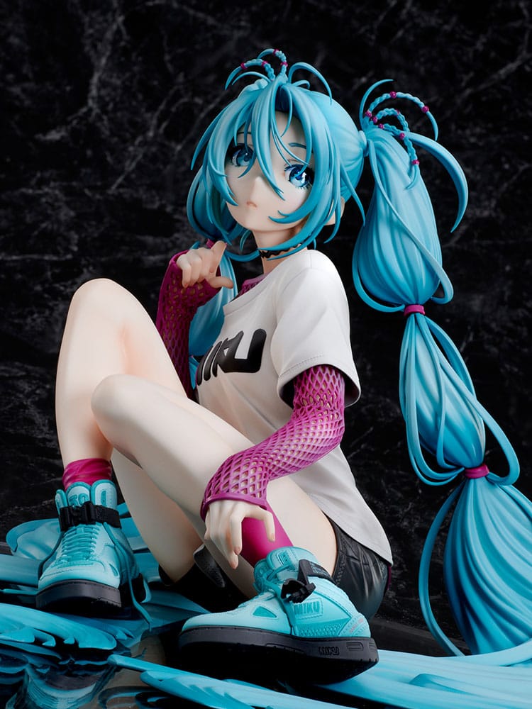 PREORDINE 07/2025 Hatsune Miku Statue 1/4 Yoneyama Mai The Latest Street Style "Cute" Limited Edition 17 cm (PREORDINE NON CANCELLABILE)
