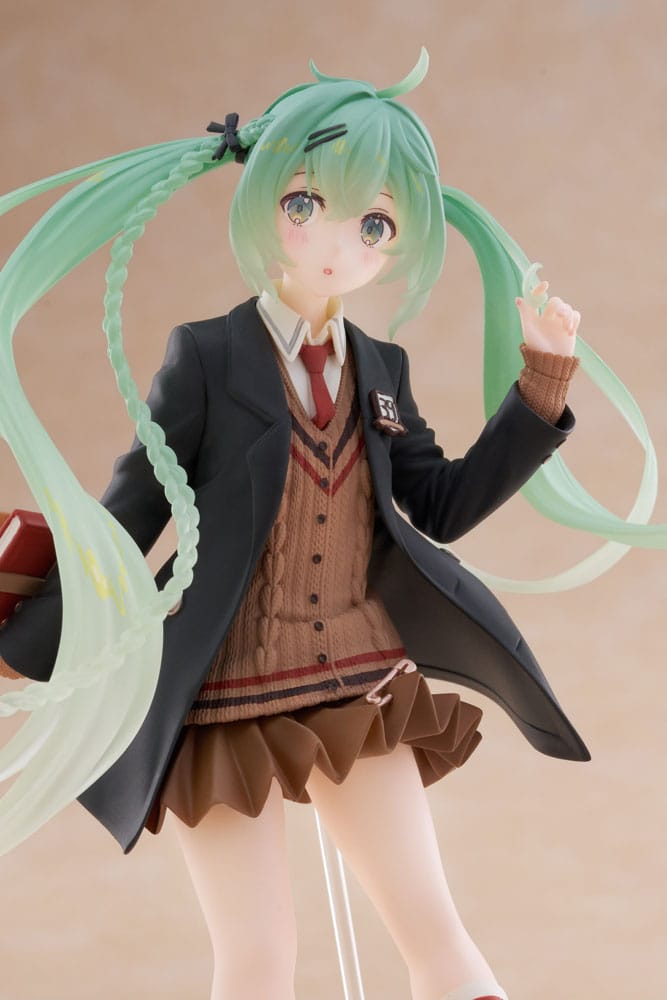 PREORDINE+ 10/2025 Hatsune Miku PVC Statue Hatsune Miku Fashion Preppy Ver. 18 cm