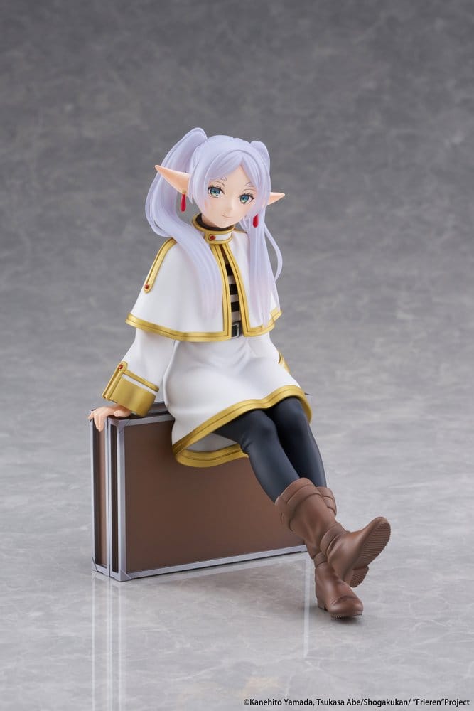 PREORDINE+ 11/2026 Frieren: Beyond Journey's End PVC Figure Desktop Cute Frieren (Trunk Case Ver.) Reissue 13 cm