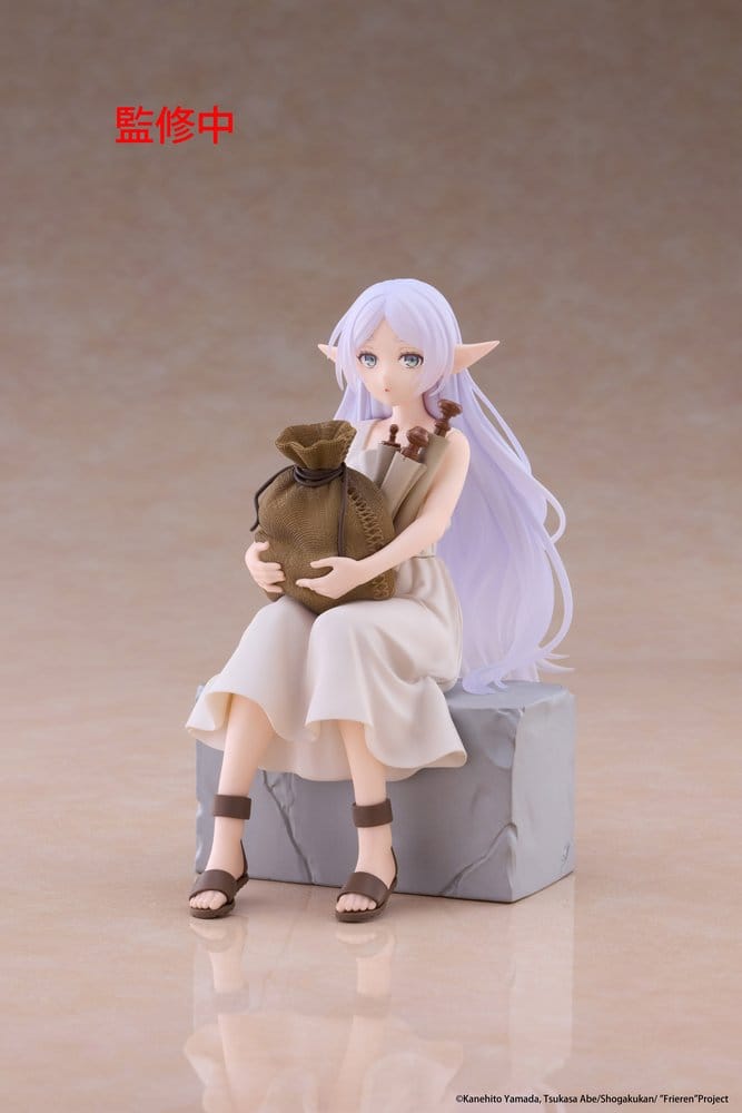 PREORDINE+ 03/2027 Frieren: Beyond Journey's End Desktop Cute PVC Figure Frieren (In training Ver.) 16 cm
