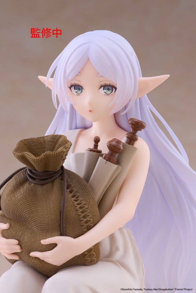 PREORDINE+ 03/2027 Frieren: Beyond Journey's End Desktop Cute PVC Figure Frieren (In training Ver.) 16 cm