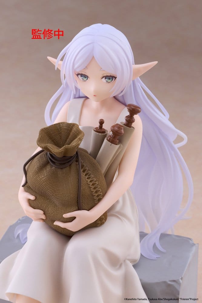 PREORDINE+ 03/2027 Frieren: Beyond Journey's End Desktop Cute PVC Figure Frieren (In training Ver.) 16 cm