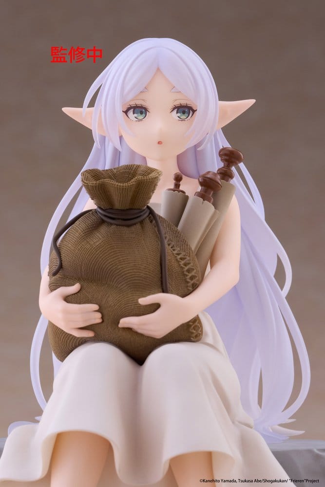 PREORDINE+ 03/2027 Frieren: Beyond Journey's End Desktop Cute PVC Figure Frieren (In training Ver.) 16 cm