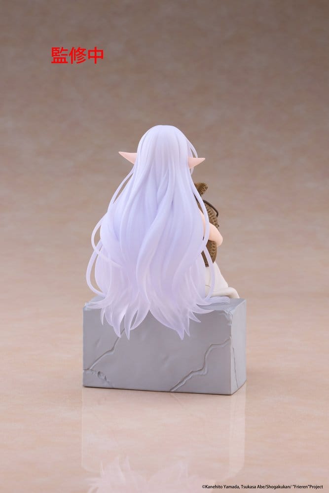 PREORDINE+ 03/2027 Frieren: Beyond Journey's End Desktop Cute PVC Figure Frieren (In training Ver.) 16 cm