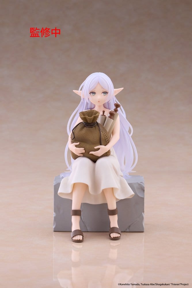 PREORDINE+ 03/2027 Frieren: Beyond Journey's End Desktop Cute PVC Figure Frieren (In training Ver.) 16 cm