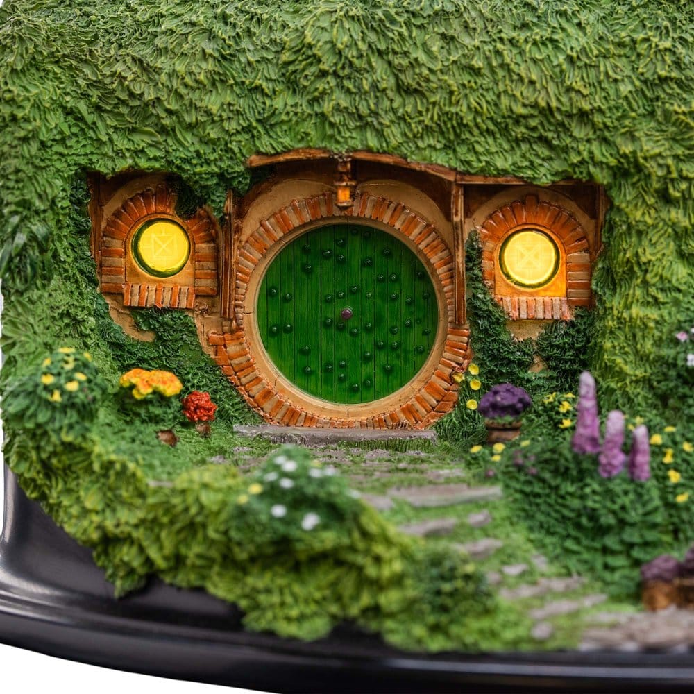 🧪 LAB | PREORDINE+ 06/2027 The Lord of the Rings Environment Hobbit Hole - Bag End - Illuminated Edition 7 cm