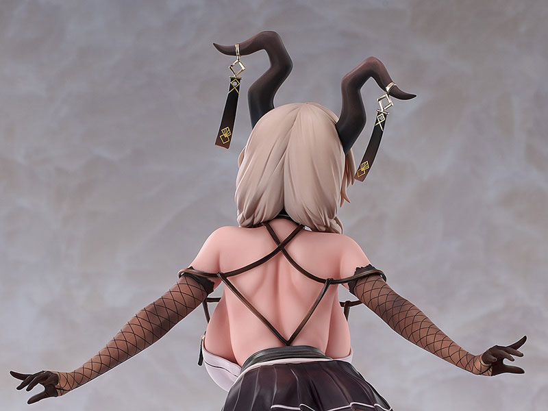 PREORDINE+ 10/2025 Azur Lane Owari: Light Equipment Ver. 26 cm Statue 1/7