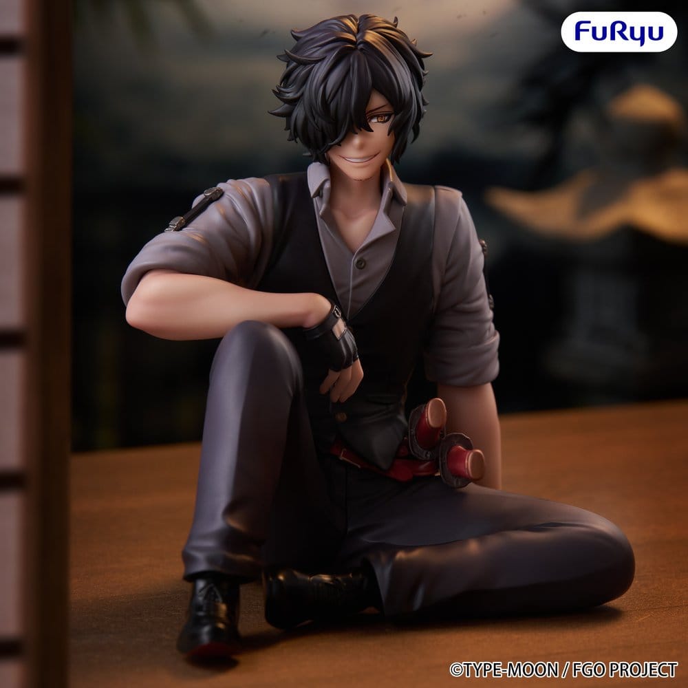 PREORDINE+ 05/2027 Fate/Grand Order Noodle Stopper PVC Figure Assassin Izou Okada Awesome Dapper Suit 9 cm