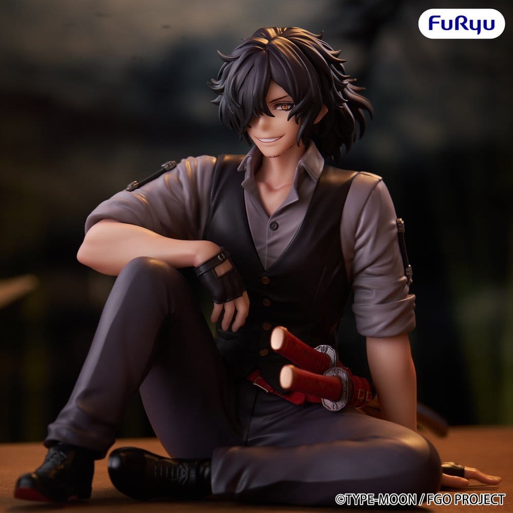 PREORDINE+ 05/2027 Fate/Grand Order Noodle Stopper PVC Figure Assassin Izou Okada Awesome Dapper Suit 9 cm