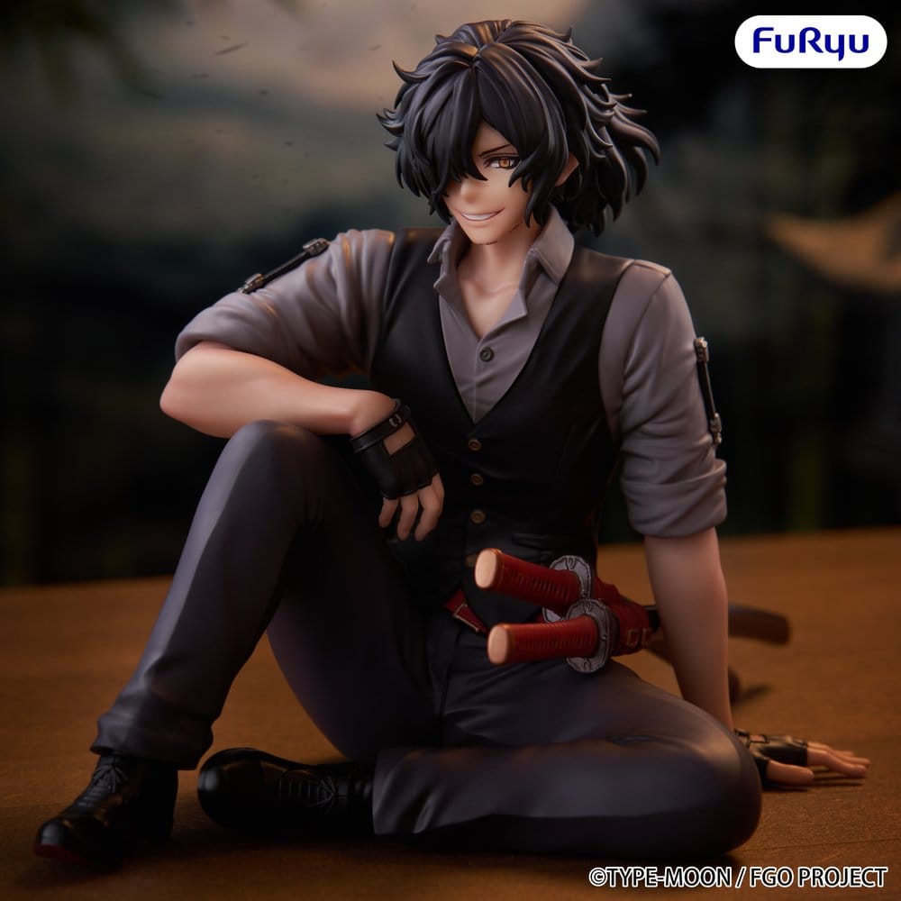 PREORDINE+ 05/2027 Fate/Grand Order Noodle Stopper PVC Figure Assassin Izou Okada Awesome Dapper Suit 9 cm