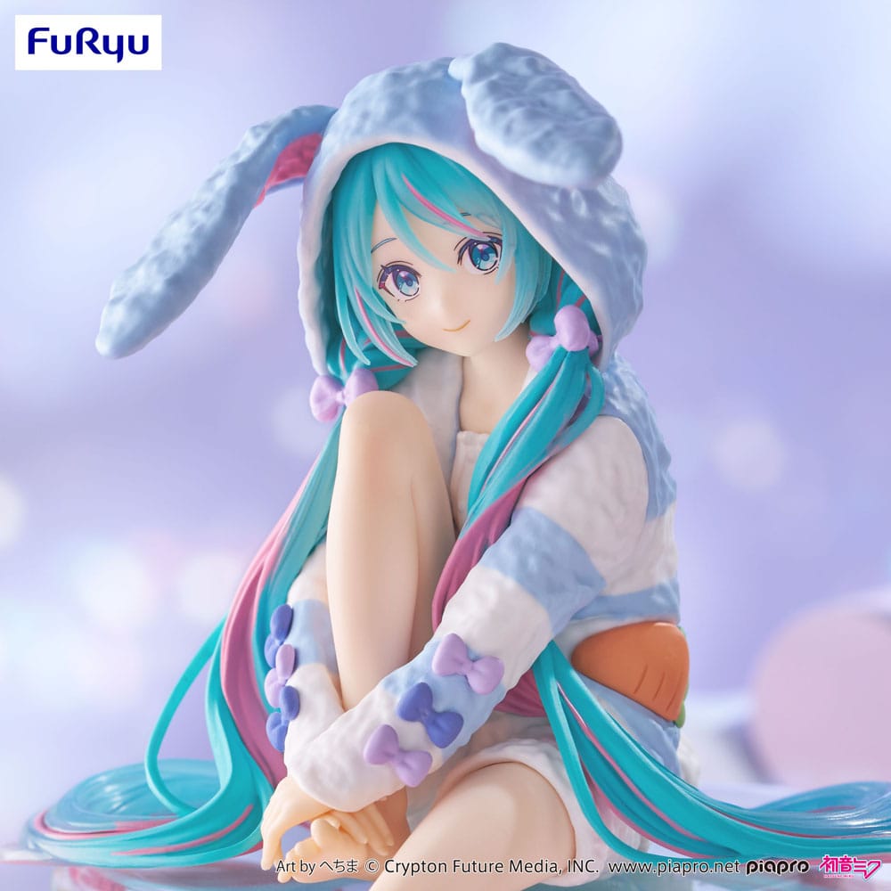 PREORDINE+ 10/2025 Hatsune Miku Noodle Stopper PVC Statue Hatsune Miku Rabbit Ear Hood Pajama Blue Color Ver. 14 cm