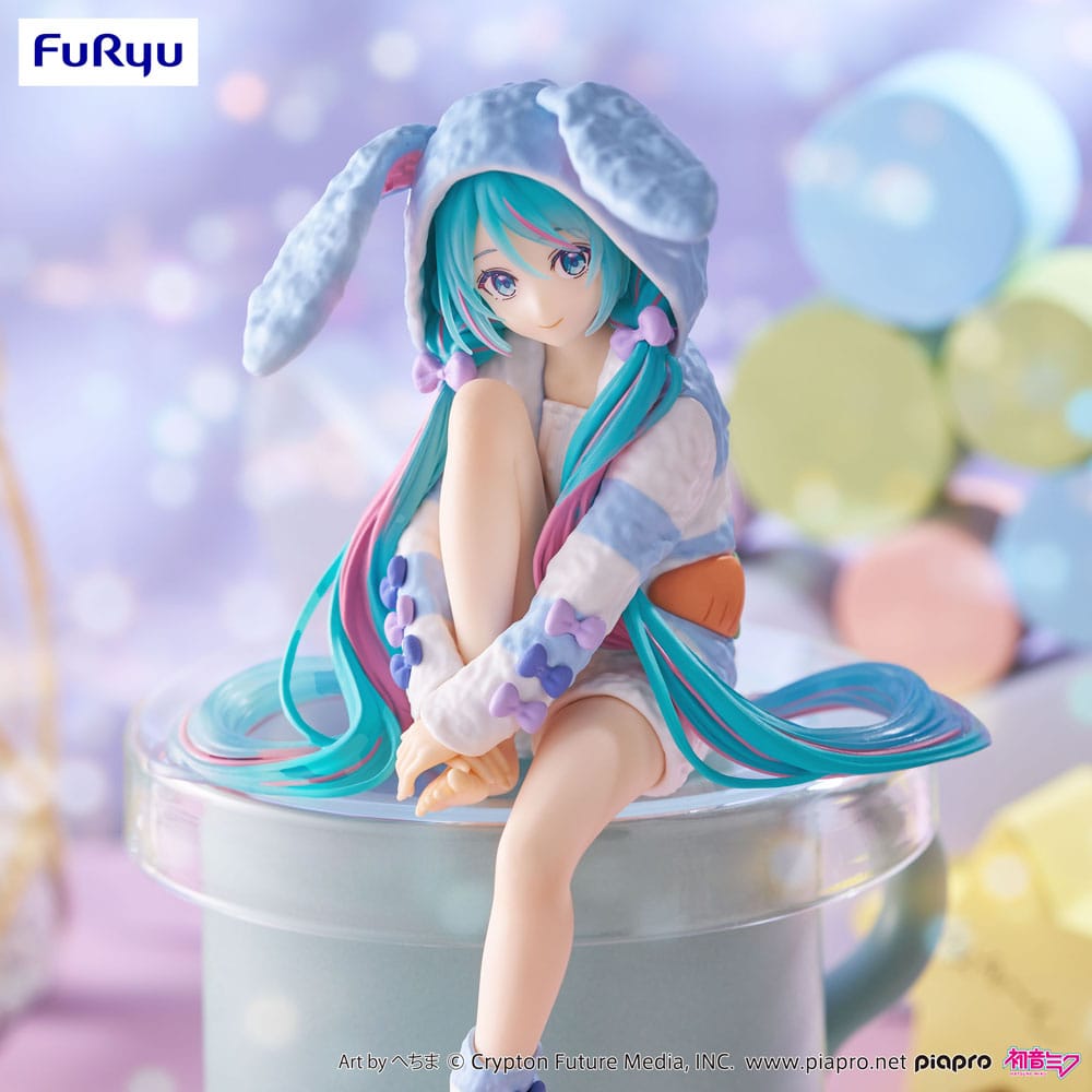 PREORDINE+ 10/2025 Hatsune Miku Noodle Stopper PVC Statue Hatsune Miku Rabbit Ear Hood Pajama Blue Color Ver. 14 cm