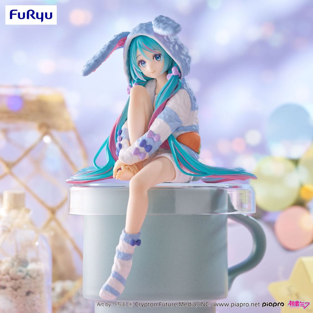 PREORDINE+ 10/2025 Hatsune Miku Noodle Stopper PVC Statue Hatsune Miku Rabbit Ear Hood Pajama Blue Color Ver. 14 cm