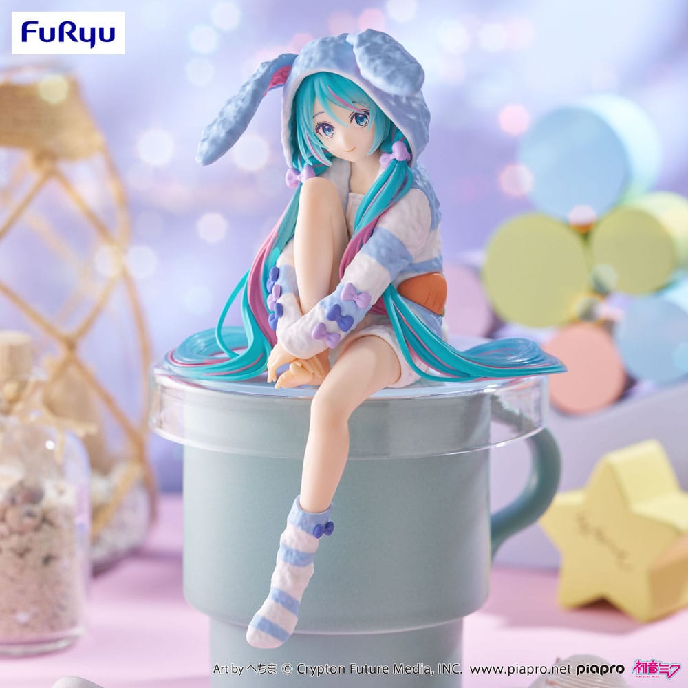 PREORDINE+ 10/2025 Hatsune Miku Noodle Stopper PVC Statue Hatsune Miku Rabbit Ear Hood Pajama Blue Color Ver. 14 cm