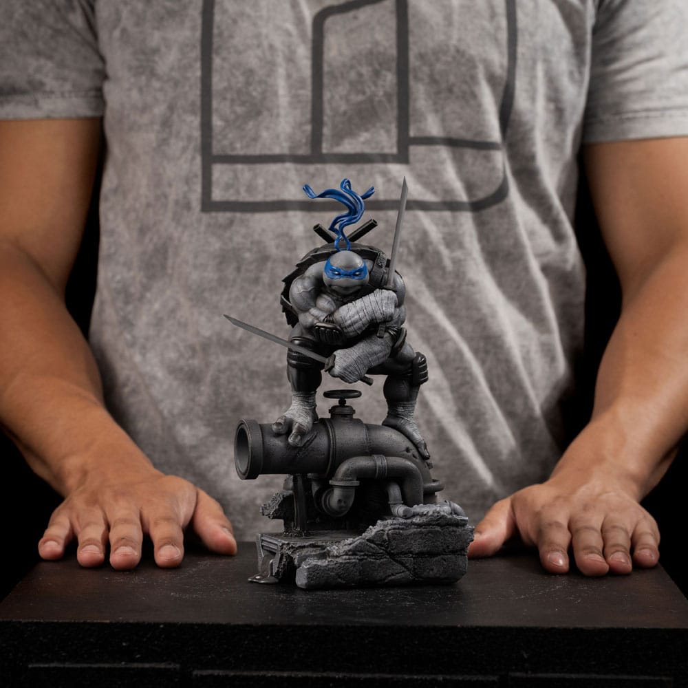 🧪 LAB | SU ORDINAZIONE Teenage Mutant Ninja Turtles Art Scale Statue 1/10 Leonardo Black and White Variant 26 cm heo exclusive