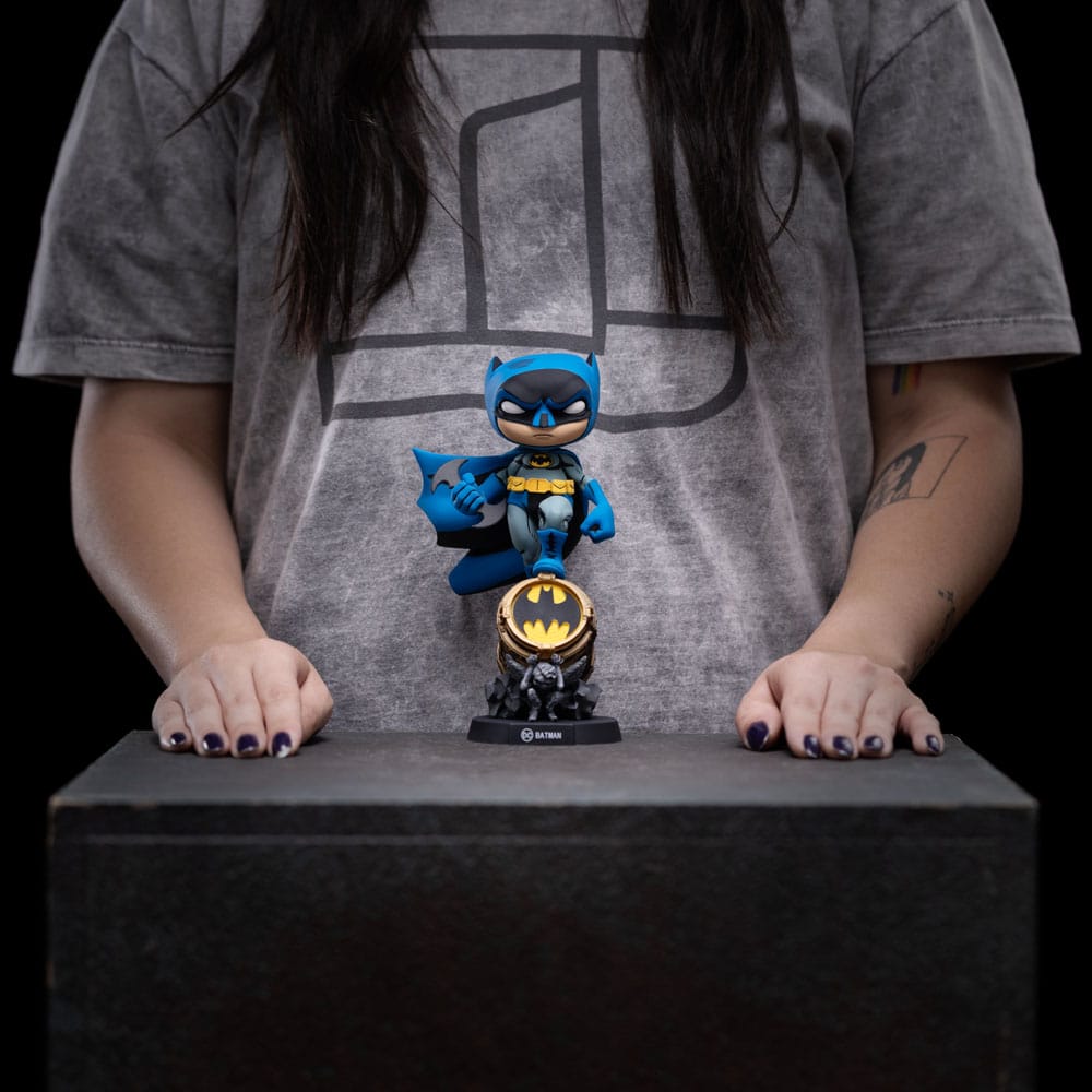 🧪 LAB | SU ORDINAZIONE Batman Mini Co. PVC Figure Batman on Bat-Signal (Blue Variant) 15 cm