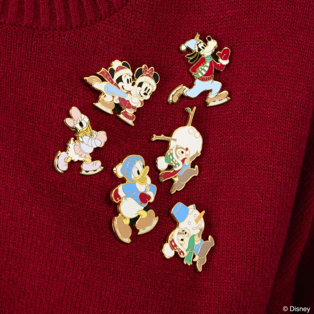 🧪 LAB | PREORDINE+ 01/2027 Mickey & Friends by Loungefly Enamel Pins Winter Activities Blind Display (12)