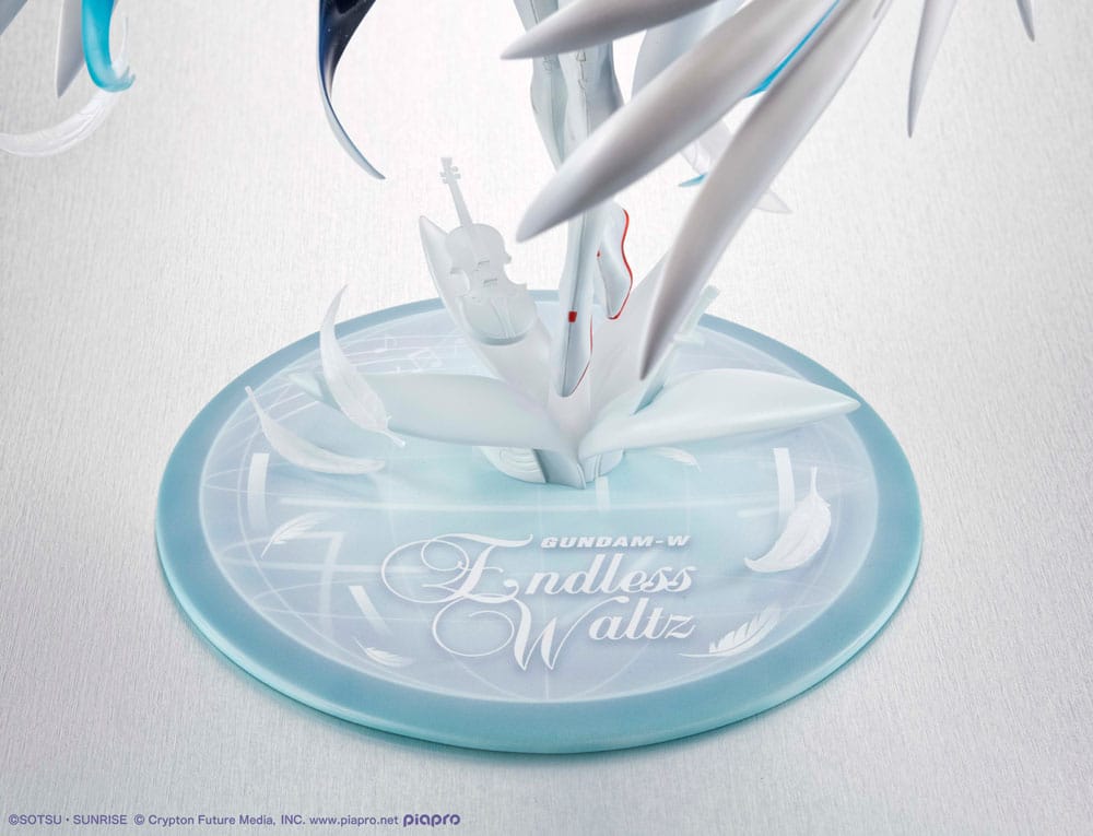 SU ORDINAZIONE Mobile Suit Gundam x Hatsune Miku Lucrea PVC Statue Hatsune Miku x Wing Gundam Zero EW 45th Anniversary 27 cm        