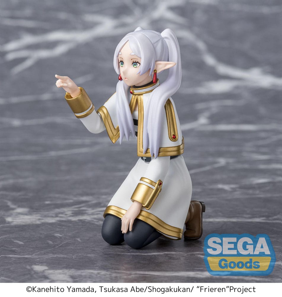 PREORDINE+ 01/2026 Frieren: Beyond Journey's End PM Perching PVC Statue Frieren Poking Something 10 cm