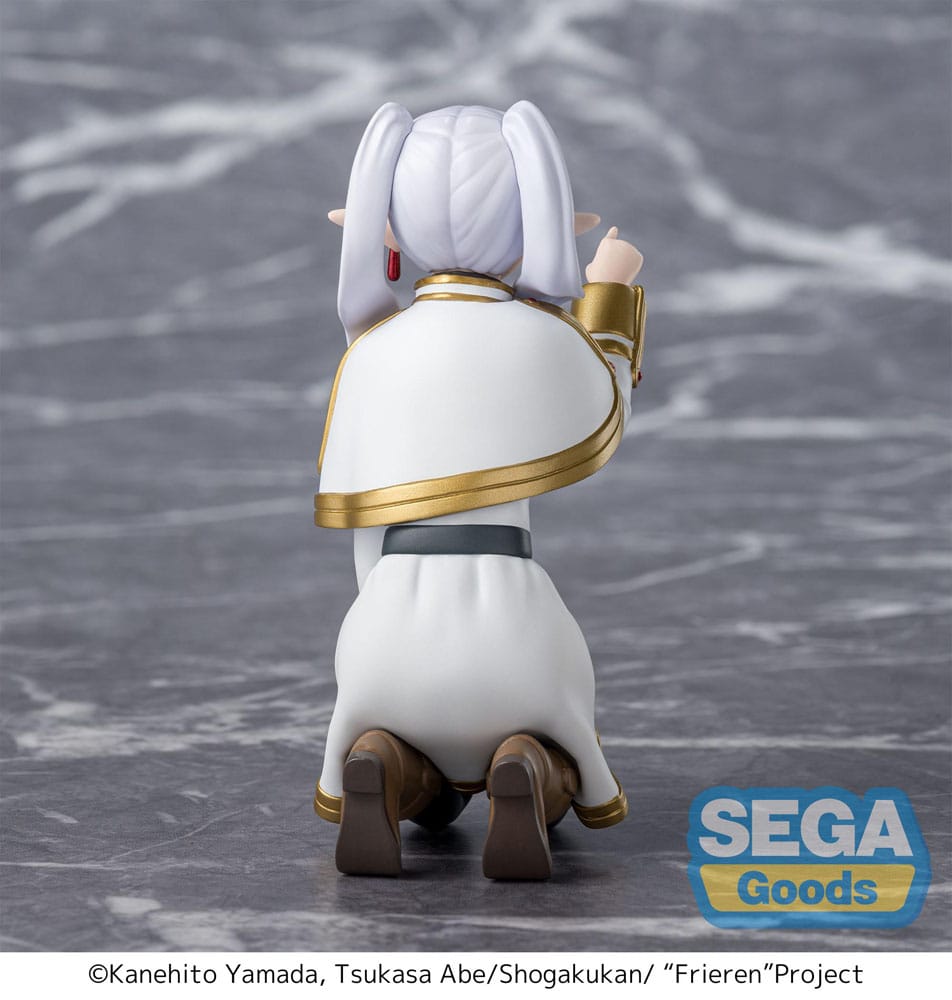 PREORDINE+ 01/2026 Frieren: Beyond Journey's End PM Perching PVC Statue Frieren Poking Something 10 cm