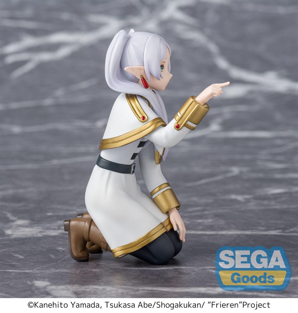 PREORDINE+ 01/2026 Frieren: Beyond Journey's End PM Perching PVC Statue Frieren Poking Something 10 cm