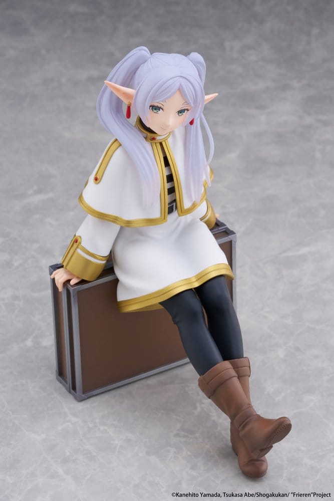 PREORDINE+ 11/2026 Frieren: Beyond Journey's End PVC Figure Desktop Cute Frieren (Trunk Case Ver.) Reissue 13 cm