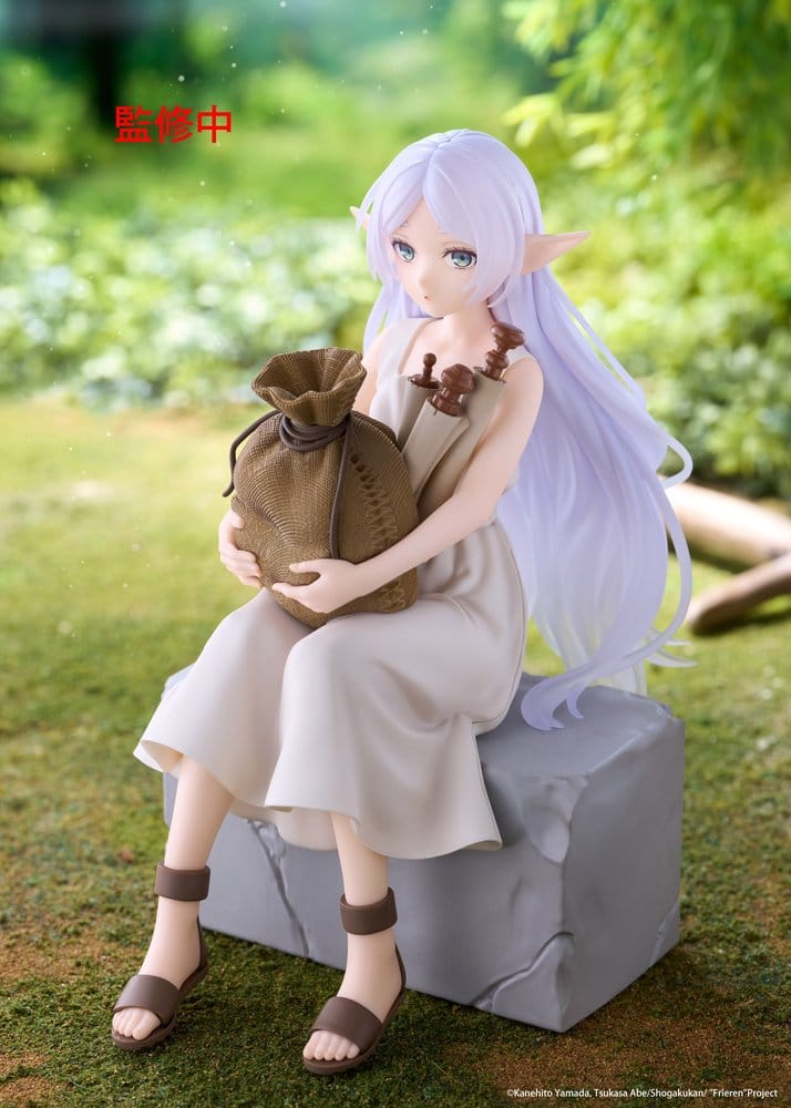 PREORDINE+ 03/2027 Frieren: Beyond Journey's End Desktop Cute PVC Figure Frieren (In training Ver.) 16 cm
