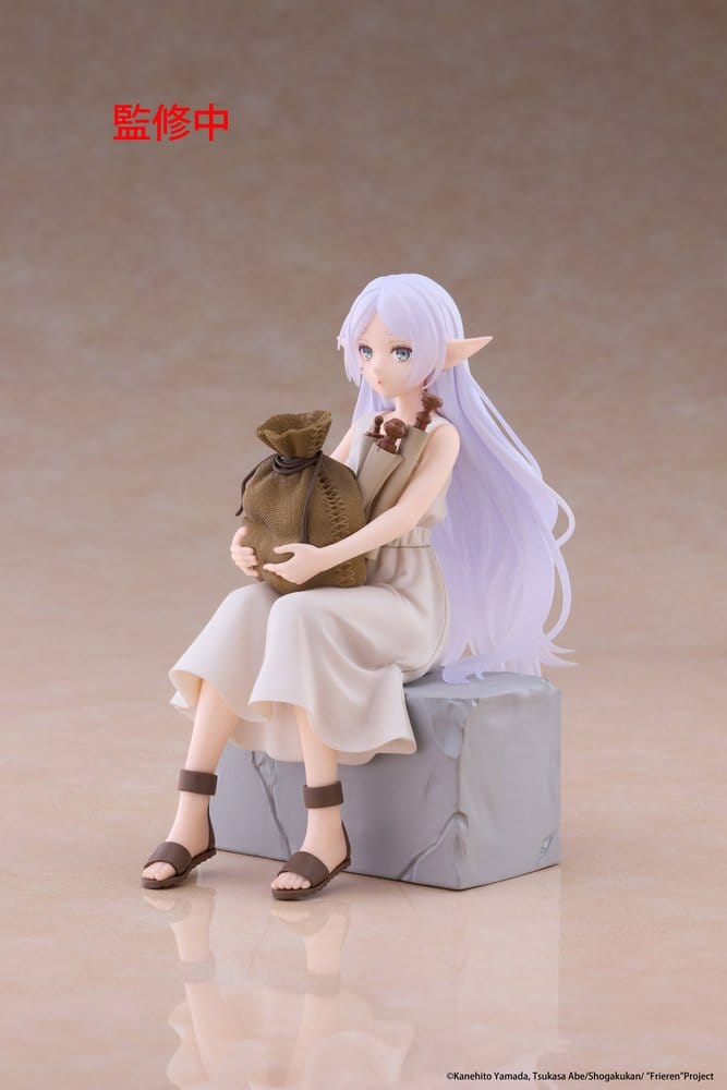 PREORDINE+ 03/2027 Frieren: Beyond Journey's End Desktop Cute PVC Figure Frieren (In training Ver.) 16 cm