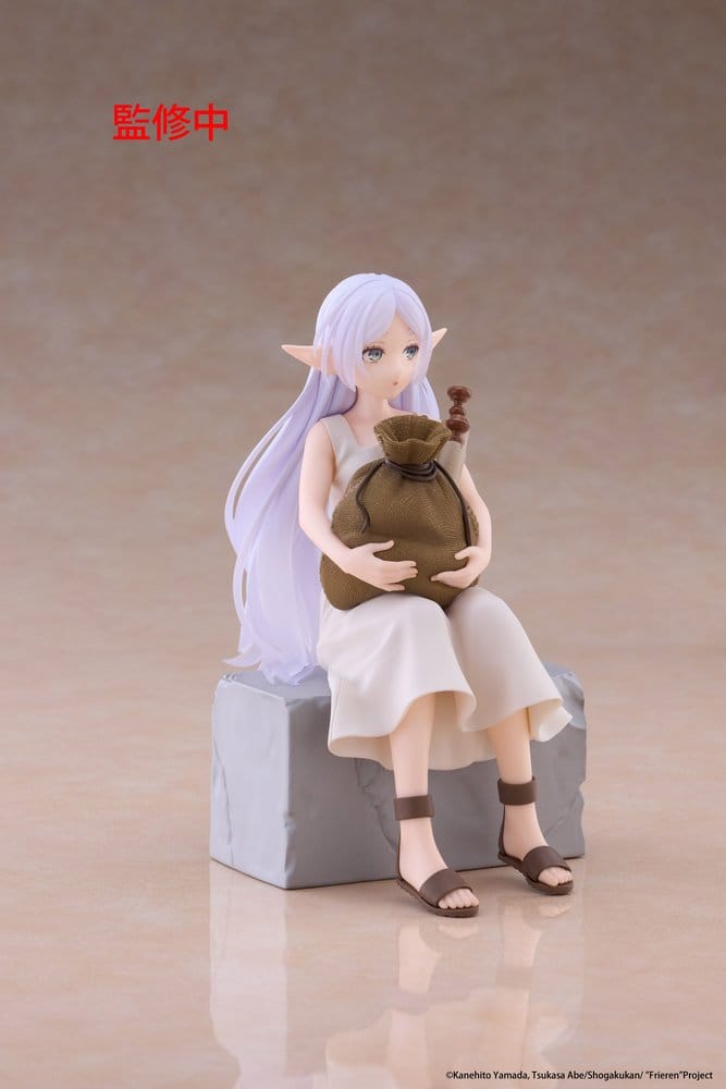 PREORDINE+ 03/2027 Frieren: Beyond Journey's End Desktop Cute PVC Figure Frieren (In training Ver.) 16 cm