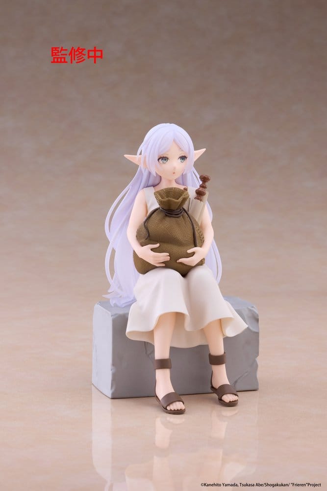 PREORDINE+ 03/2027 Frieren: Beyond Journey's End Desktop Cute PVC Figure Frieren (In training Ver.) 16 cm